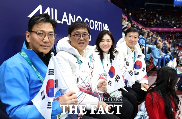 최휘영 문화체육관광부 장관은 7일 오전(현지시간) 2026 밀라노·코르티나담페초 동계올림픽 개회식에 참석한 뒤 우리나라 선수단이 입장할 때 설레고 뿌듯했다고 밝혔다. 사진은 왼쪽부터 김재열 IOC 집행위원, 최 장관, 이수경 선수단장, 김택수 선수촌장. /뉴시스