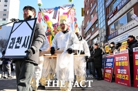  '경마 산업 위기' 알리는 과천시 영정 [포토]