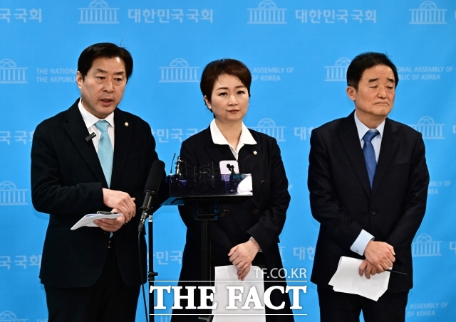 조국 조국혁신당 대표의 최후통첩에 이언주·황명선·강득구 민주당 최고위원이 8일 일제히 반발했다. 앞서 조 대표는 이날 오전 국회에서 기자간담회를 열고 민주당이 오는 13일까지 입장을 밝히지 않으면 합당은 없던 일로 하겠다고 밝힌 바 있다. (왼쪽부터) 황 최고위원, 이 최고위원, 강 최고위원. /배정한 기자