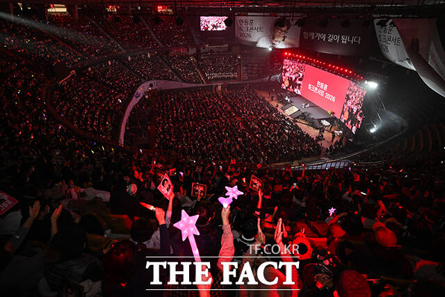 한동훈 토크콘서트 2026이 8일 오후 서울 송파구 잠실종합운동장 실내체육관에서 열린 가운데 지지자들이 환호하고 있다. /서예원 기자