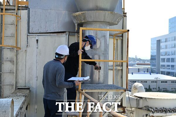 대전시 대덕구가 9일부터 24일까지 설 연휴 기간을 전후해 환경오염사고를 예방하기 위한 특별감시에 나선다. 대덕구 직원이 악취배출시설에서 악취 발생 실태 파악과 배출 기준 준수 여부 확인을 위해 시료를 포집하고 있다. /대덕구