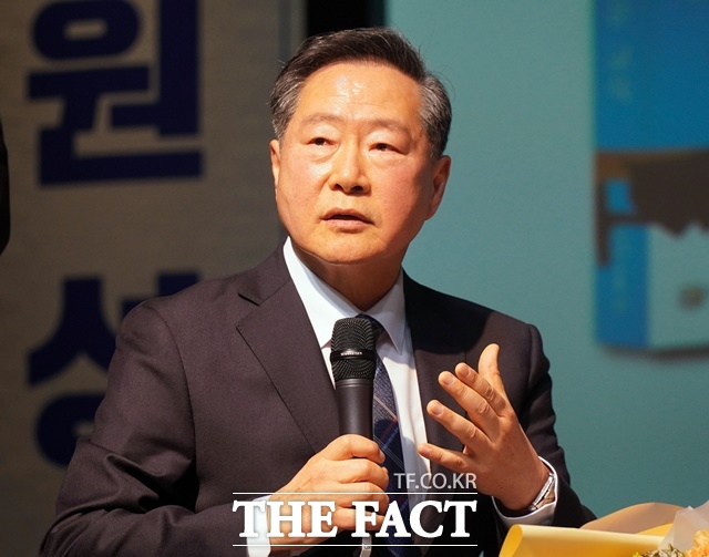 원성수 세종시교육감 예비후보(전 국립공주대 총장)가 7일 출판기념회에서 인사말을 하고 있다. /김형중 기자