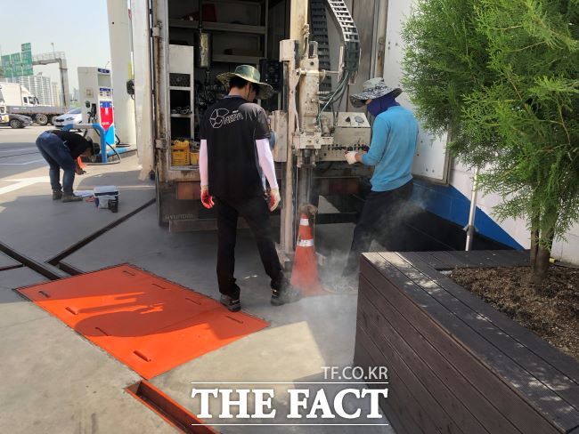 토양오염물질 시추작업이 진행되고 있다. /경기도보건환경연구원