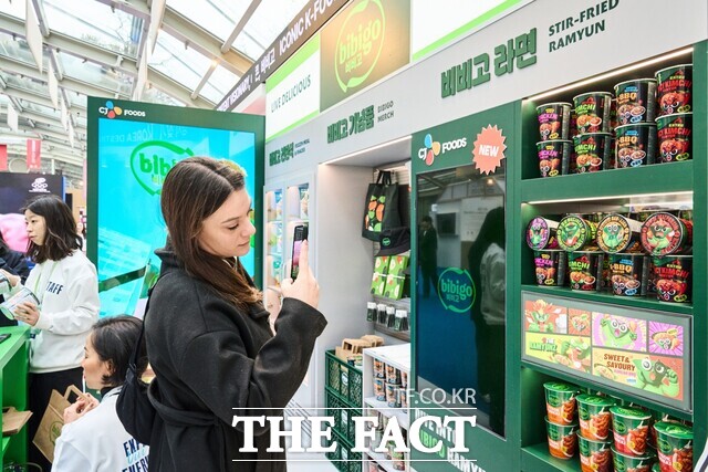 밀라노 코리아하우스 비비고 존 부스에서 외국인 방문객이 제품을 살펴보는 모습. /CJ제일제당
