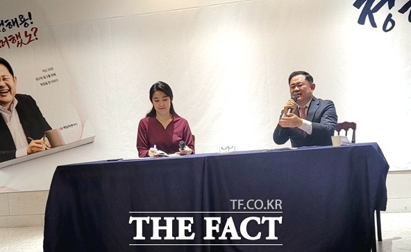 정해용 전 대구시 경제부시장이 7일 출판기념회를 열고 북토크를 하고 있다. /박병선 기자