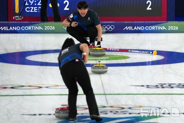 한국 컬링 국가대표 김선영(앞)과 정영석이 7일(한국 시간) 이탈리아 코르티나담페초의 코르티나 컬링 올림픽 스타디움에서 열린 2026 밀라노·코르티나담페초 동계올림픽 컬링 믹스더블 라운드로빈 5차전 체코와 경기를 치르고 있다. 코르티나담페초=AP/뉴시스