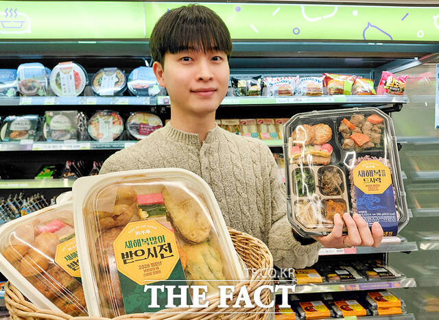 CU가 설 연휴를 맞아 혼자서도 명절 분위기를 낼 수 있는 8찬 정식 도시락과 전 세트를 출시하고 주요 명절 식재료를 할인 판매한다. /BGF리테일