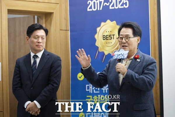 조승래 더불어민주당 국회의원(대전 유성구갑, 사무총장)이 7일 충남대학교 경상대학 컨퍼런스홀에서 2026년도 의정보고회를 개최한 가운데 박지원(전남 해남·완도·진도, 사진 오른쪽) 의원이 조 의원의 왕성한 의정활동을 설명하고 있다. /조승래 의원실