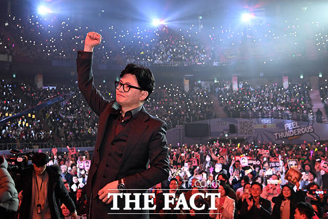 한동훈 전 국민의힘 대표가 8일 오후 서울 송파구 잠실종합운동장 실내체육관에서 열린 토크콘서트에 참석해 주먹을 들어보이고 있다. /서예원 기자