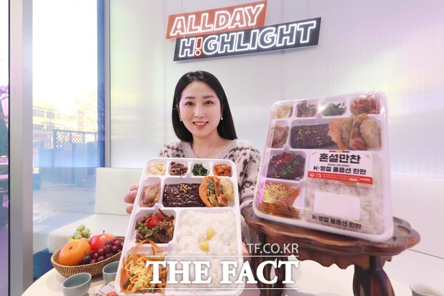 이마트24가 설 연휴를 맞아 너비아니, 모둠전, 삼색나물 등 12가지 명절 음식을 한 판에 담은 K명절 풀옵션 한판 도시락을 출시한다. /이마트24