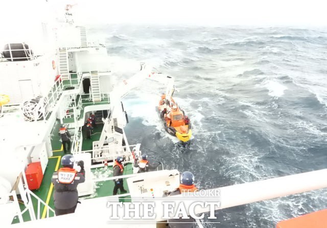 동해해경이 단정을 이용해 환자와 보호자를 태워 안전하게 이송하고 있다./ 동해해경