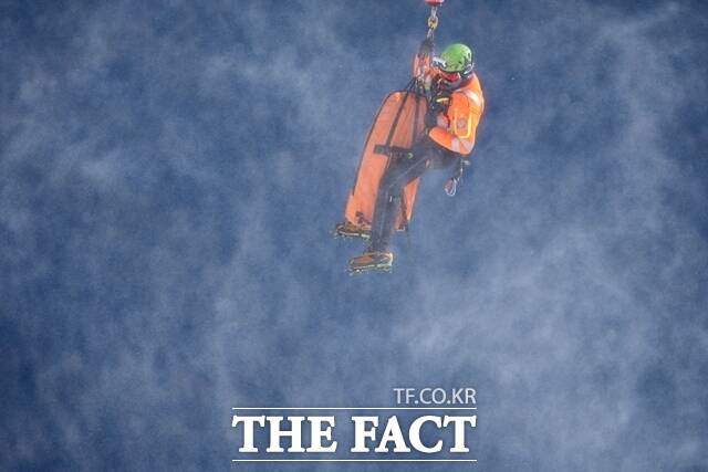 전방 십자인대 파열이라는 심각한 부상에도 2026 밀라노·코르티나 동계올림픽 출전을 강행한 스키 여제 린지 본이 안타까운 사고를 당했다. 사진은 본이 8일(한국 시간) 여자 활강 결승전에서 넘어져 이송되는 모습. /AP. 뉴시스