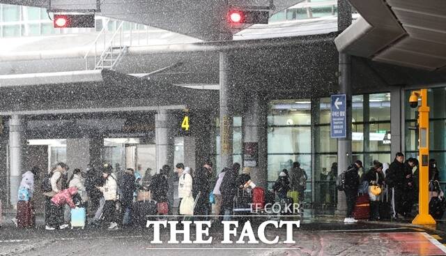 8일 오전 제주 지역 강설로 제주국제공항 활주로가 임시 폐쇄된 가운데 공항 3층 출발장에 제주를 떠나려는 이용객들의 발걸음이 이어지고 있다. /뉴시스