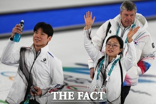 한국 컬링 믹스더블 대표팀 김선영(오른쪽)과 정영석이 8일(한국 시간) 이탈리아 코르티나담페초의 코르티나 컬링 올림픽 스타디움에서 열린 대회 컬링 믹스더블 라운드 로빈 7차전에서 에스토니아를 9-3으로 제압했다. /코르티나담페초=AP. 뉴시스