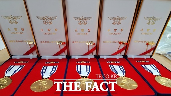 30년간 장기 근속한 대전소방본부 소속 소방관에게 수여된 소방근속기장의 모습. /대전소방본부