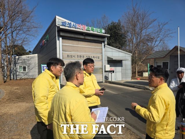 윤성진(왼쪽) 화성시 제1부시장이 8일 오후 화성시 거점 소독시설 점검하고 있다. /화성시