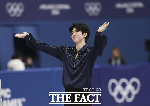 8일(한국시간) 이탈리아 밀라노 아이스 스케이팅 아레나 경기장에서 열린 2026 밀라노·코르티나 동계올림픽 팀 이벤트 단체전 남자 싱글 쇼트 프로그램에서 차준환이 연기를 마치고 인사하고 있다. /뉴시스
