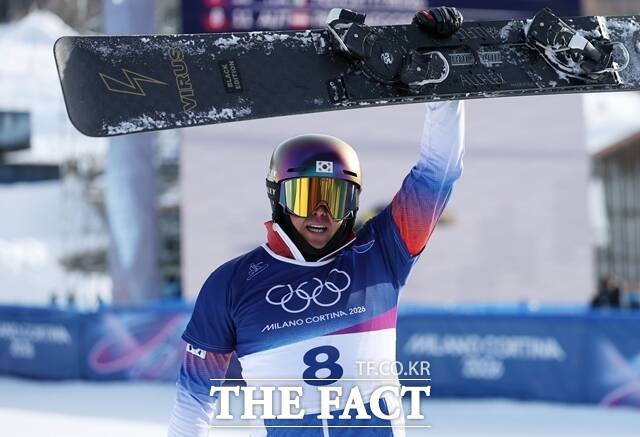 한국 스노보드 맏형 김상겸(37)이 2026 밀라노·코르티나 동계올림픽 남자 평행대회전 결승에 진출해 값진 은메달을 따냈다. /뉴시스