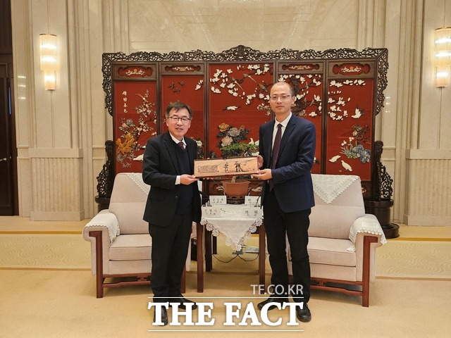 전형식 충남도 정무부지사(왼쪽)가 중국 양저우시에서 천쥔 양저우시 부시장과 만나 충남도와 양저우시 간 교류 협력 방안을 논의하고 있다. /충남도