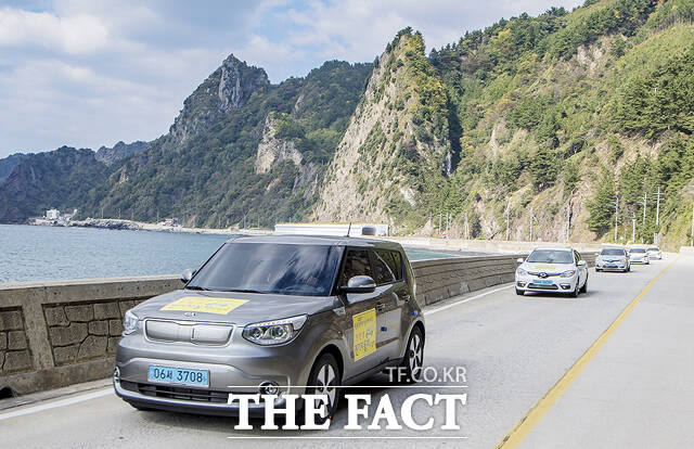 탄소제로 친환경 섬 울릉군 일주도로를 질주하는 전기승용차. /울릉군