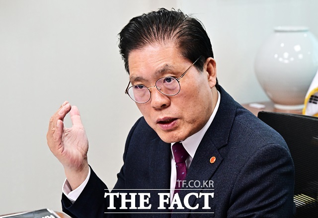 송석준 국민의힘 의원이 6일 오후 서울 여의도 국회 의원회관에서 진행된 더팩트와의 인터뷰에서 질의에 답변을 하고 있다. /국회=배정한 기자