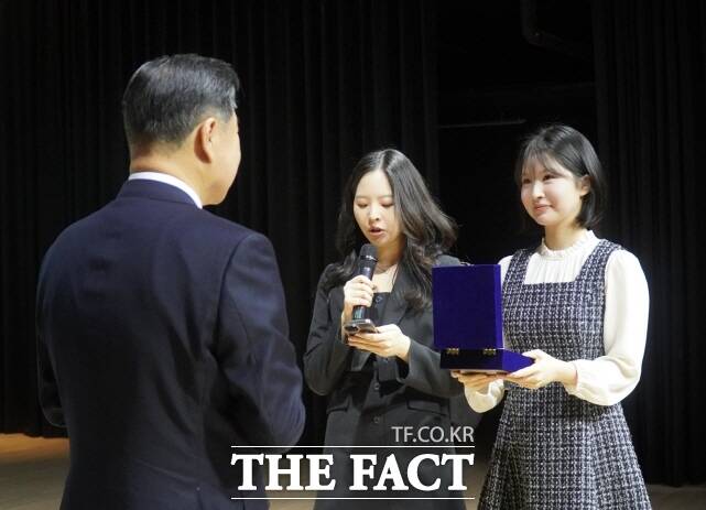 감사패를 받고 있는 원성수 총장. /김형중 기자
