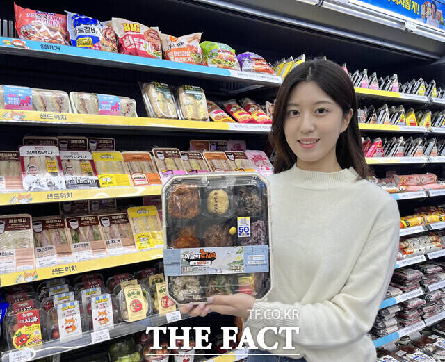 GS25가 설 연휴를 맞아 9가지 반찬으로 구성된 명절 도시락을 출시하고 농협카드 결제 시 50% 할인 혜택을 제공하는 등 다양한 명절 마케팅을 펼친다. /GS리테일