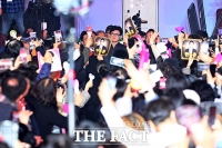  지지자 환호속 입장하는 한동훈 [포토]