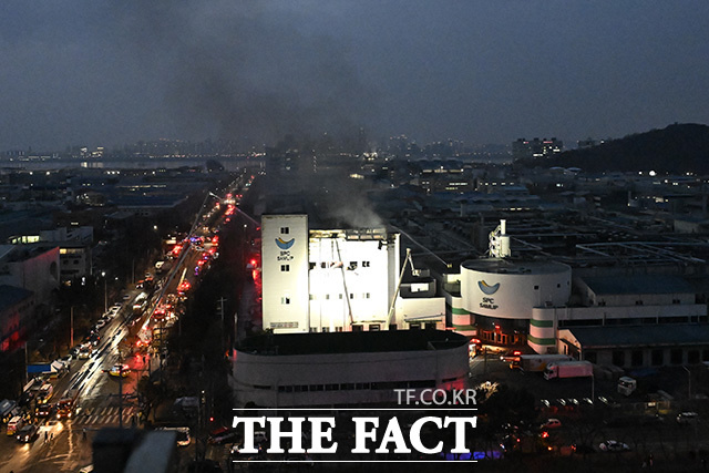 3일 오후 2시 59분쯤 경기 시흥시 정왕동 SPC삼립 시화공장에서 화재가 발생한 가운데 소방 당국이 화재를 진압하고 있다. /시흥=송호영 기자