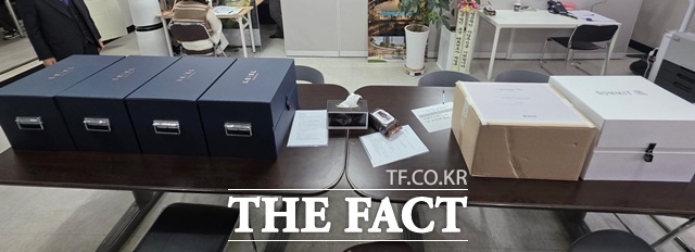 대우건설과 롯데건설은 맞대결은 2022년 한남2구역 수주전 이후 4년 만이다. 사진은 롯데건설(왼쪽)과 대우건설이 조합에 제출한 입찰 서류다. /공미나 기자