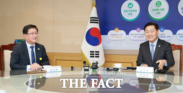 9일 전북도청 도지사 회의실에서 열린 새만금 재생에너지 적기 연계를 위한 업무협약식에서 김성환 기후에너지환경부 장관(왼쪽)과 김관영 전북도지사가 환담을 나누고 있다. /전북도