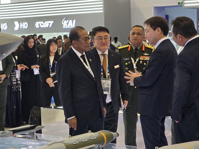 한국항공우주산업(KAI)은 오는 12일까지 닷새간 사우디아라비아 리야드에서 열리는 국제 방위산업 전시회 WDS 2026에 참가한다고 9일 밝혔다. KAI 차재병 대표에게 설명을 듣고 있는 말레이시아 국방장관. /KAI