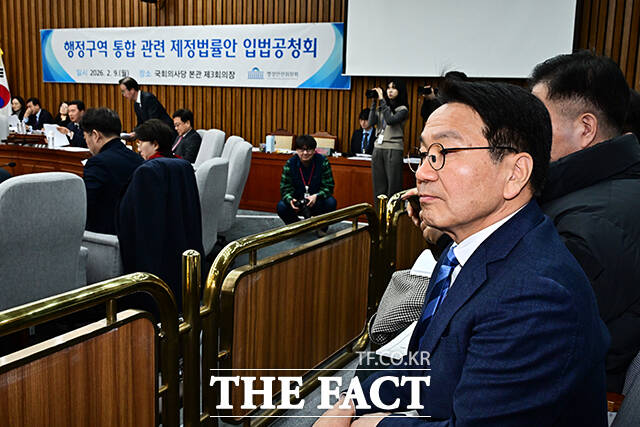 방청석에 앉은 강기정 광주광역시장.