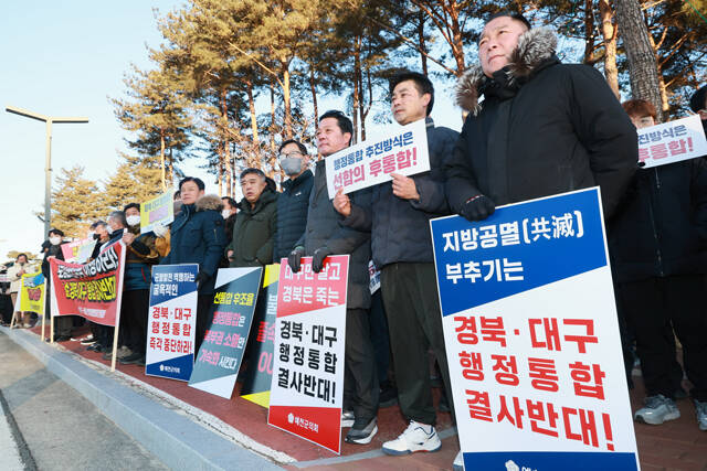 강영구 예천군의회 의장(오른쪽 3번째)과 의원들이 주민들과 함께 집해에 참석했다. /예천군