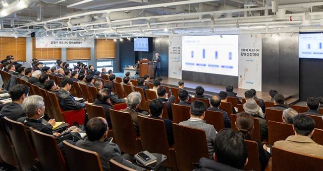 김범 코웨이 구매실장이 지난 5일 서울 구로구 코웨이 본사에서 진행된 제4회 2026년 코웨이 파트너사 동반성장 데이에서 인사말을 전하고 있다. /코웨이