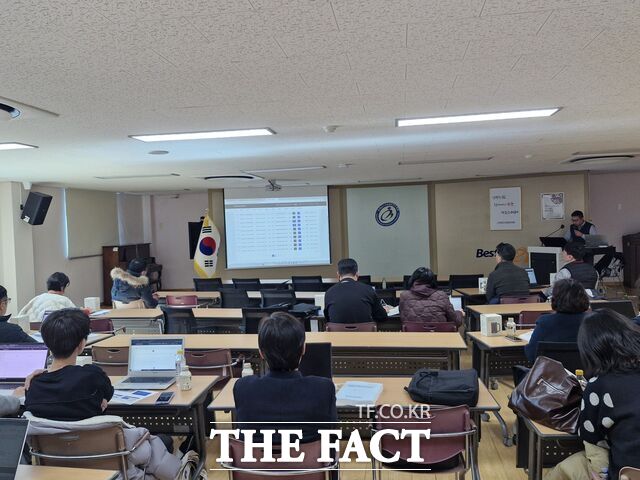 9일 충남교육청안전수련원에서 BTL 방식 운영 예정 학교를 대상으로 성과 시스템 사용자 교육이 진행되고 있다. /충남도교육청