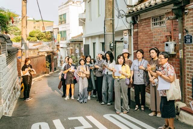 서울시는 올해 공공한옥 밤마실과 서울한옥위크 대표 축제를 비롯해 세시명절 체험 북촌도락, 전통공예 원데이클래스, 한옥 소규모 공연까지 다채로운 프로그램을 연중 운영한다고 밝혔다. 사진은 북촌문화센터의 해설프로그램. /서울시