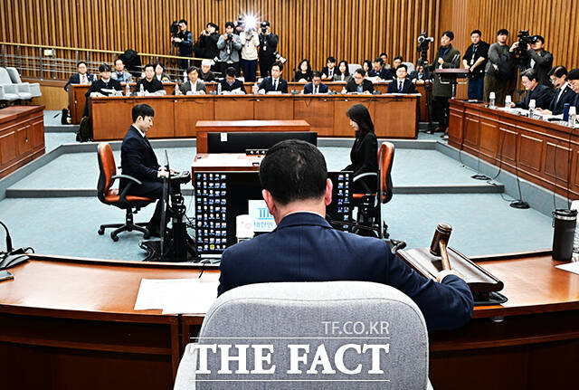 안건 상정하는 신정훈 행안위원장.