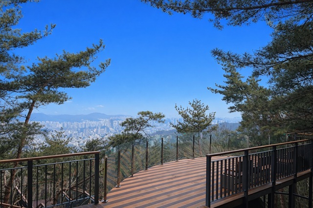 금천구청이 남서울 풍경을 볼 수 있는 호암마루길과 전망대를 조성해 임시 개통한다고 9일 밝혔다. /금천구청