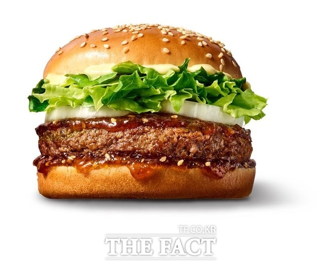 신세계푸드가 운영하는 노브랜드 버거의 대표 가성비 메뉴 그릴드 불고기가 누적 판매량 3000만개를 돌파하며 5년 연속 판매 1위를 기록하고 있다. /신세계푸드