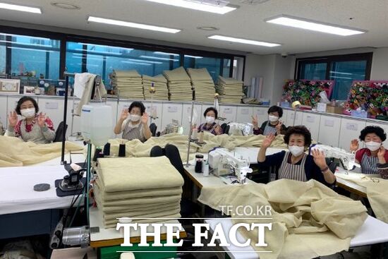 고양시 할머니와 재봉틀 사업단에서 근무 중인 봉제 경력 어르신들의 모습. /고양시
