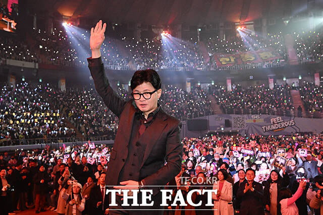 지난 8일 오후 서울 송파구 잠실종합운동장 실내체육관에서 열린 토크콘서트에서 인사를 하고 있는 한동훈 전 국민의힘 대표. /서예원 기자