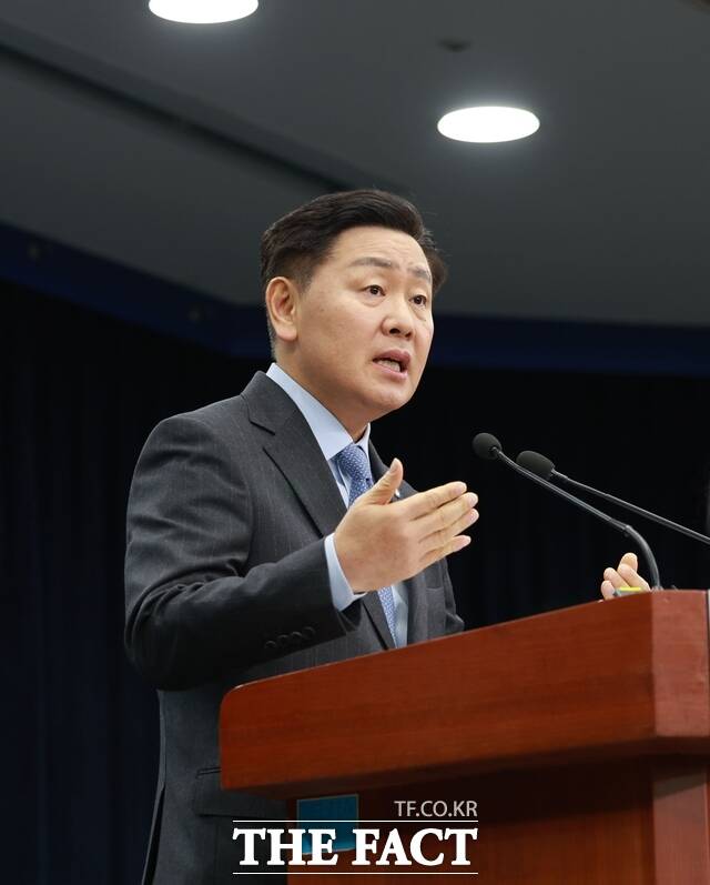 9일 전북도청 브리핑룸에서 열린 전북 AI로봇 산업 클러스터 조성계획 기자회견에서 김관영 전북도지사가 전북을 대한민국 AI로봇 실증·산업화 거점으로 육성하기 위한 계획을 발표하고 있다. /전북도