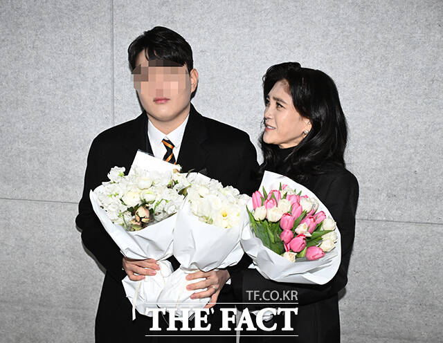 이부진 호텔신라 사장이 9일 오전 서울 강남구 휘문고등학교에서 열린 아들 임동현 군의 졸업식에 참석해 기념사진을 촬영하고 있다. /박헌우 기자