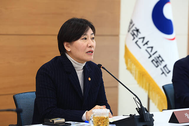 송 장관은 이날 정부 세종청사에서 열린 출입기자단 간담회에서 쌀값이 계속 상승할 경우 정부가 보유한 비축미를 방출하겠다고 밝혔다./농식품부