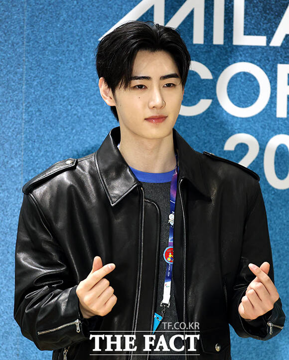 가수 엔하이픈 성훈이 8일 (현지시간) 이탈리아 밀라노 메인프레스센터(MPC)에서 인터뷰를 마친 후 포즈를 취하고 있다. /밀라노=뉴시스
