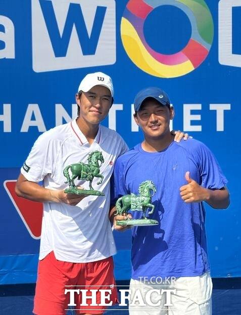 당진시청 남지성 선수가 NovaWorld Phan Thiet Challenger2 대회에서 복식 경기 우승을 차지했다. 왼쪽부터 남지성 선수와 박의성 대구시청 선수. /당진시
