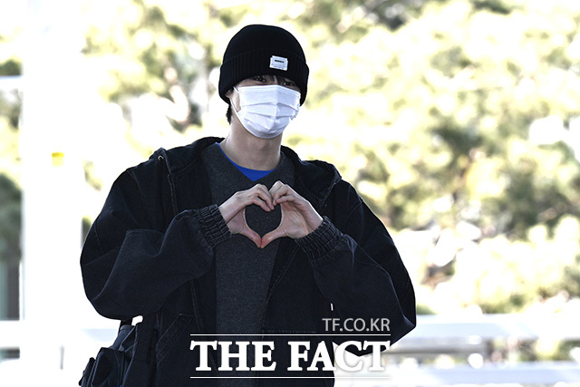 배우 변우석이 9일 오후 해외 일정 참석으로 인천국제공항을 통해 중국 베이징으로 출국하며 팬들에게 포즈를 취하고 있다. /인천국제공항=송호영 기자