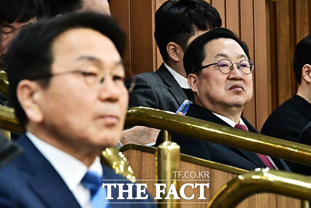 방청석에서 입법공청회 지켜보는 강기정 광주광역시장과 이장우 대전시장.