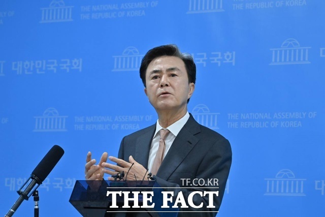 김태흠 충남도지사가 9일 국회 소통관에서 대전·충남 행정통합 관련 기자회견을 하고 있다. /충남도